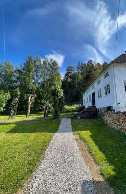 Bosvik Gard, Nyrenovert Leilighet I Hovedhus Fra 1756 Risør Exterior foto