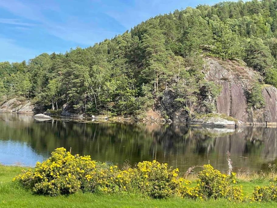 Bosvik Gard, Nyrenovert Leilighet I Hovedhus Fra 1756 Risør Exterior foto